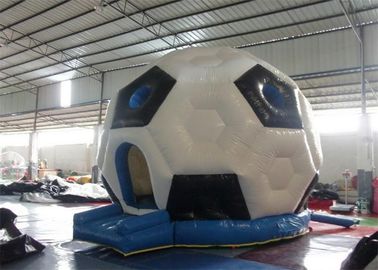 A explosão das duplas camada das crianças/leões-de-chácara internos infláveis com futebol dá forma