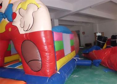 Leão-de-chácara inflável ostentando do jogo da impressão do menino com aro de basquetebol