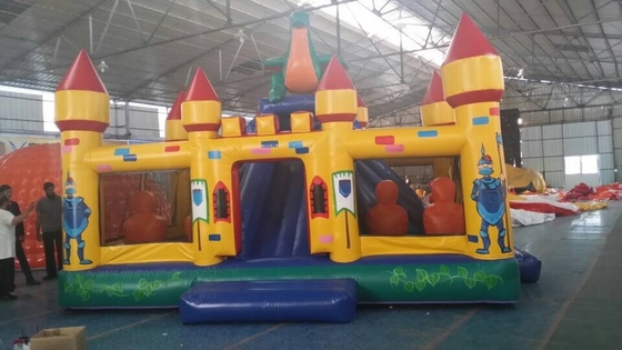 Mão que pinta o castelo de salto do leão-de-chácara do divertimento inflável do parque de diversões