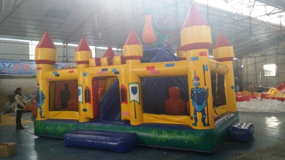 Mão que pinta o castelo de salto do leão-de-chácara do divertimento inflável do parque de diversões
