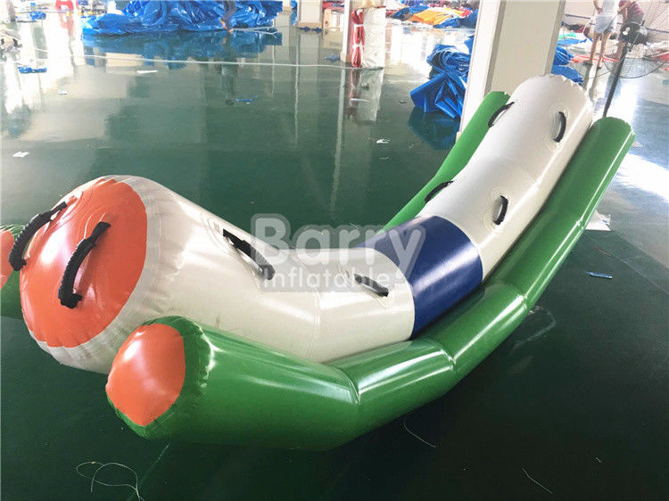 Os brinquedos que infláveis da categoria comercial a água vacila cambaleam balancê para 4 povos na água