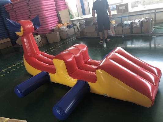 Piscina do quintal Crianças Pequenos brinquedos aquáticos Animais flutuam Curso de obstáculos inflável na água