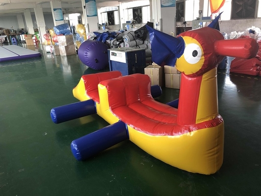 Piscina do quintal Crianças Pequenos brinquedos aquáticos Animais flutuam Curso de obstáculos inflável na água