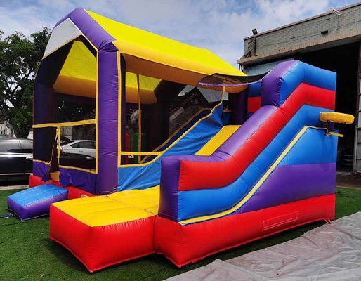 Casa de salto personalizada para crianças com combinação de slide e anel de basquete