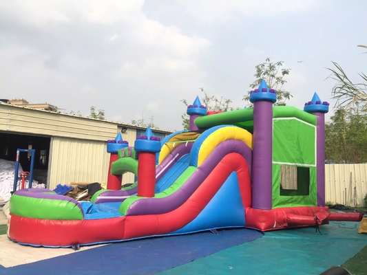 Casa de salto com escorrega e piscina