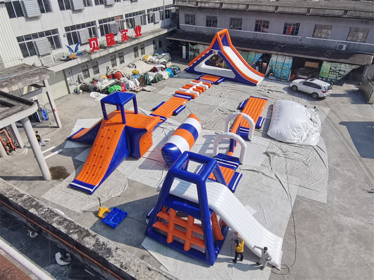 Parque aquático flutuante inflável Desenho personalizado e características impermeáveis Acessórios do soprador de ar incluídos