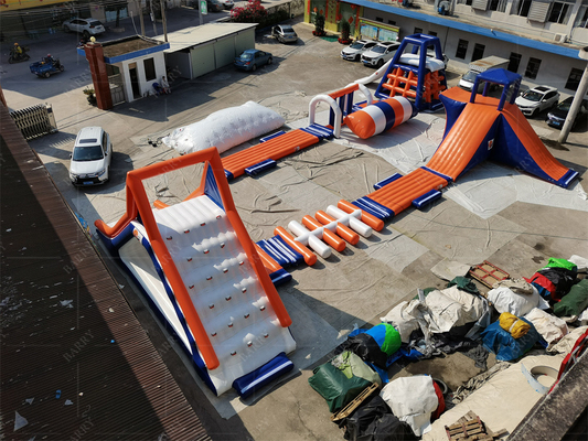 Parque aquático flutuante inflável Desenho personalizado e características impermeáveis Acessórios do soprador de ar incluídos
