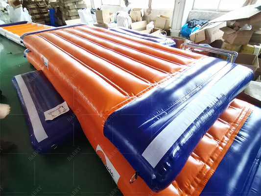 Parque aquático flutuante inflável Desenho personalizado e características impermeáveis Acessórios do soprador de ar incluídos
