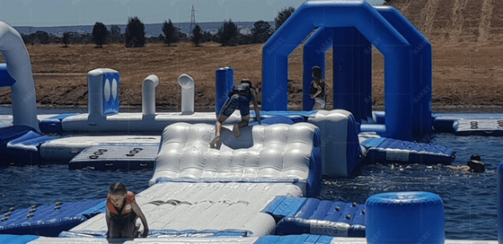 Parque aquático flutuante inflável e versátil 2 anos de garantia