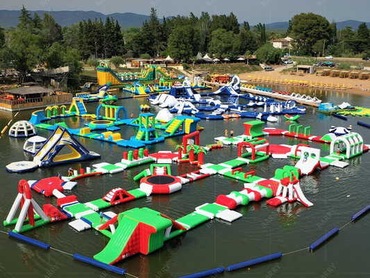 Parque aquático flutuante inflável de PVC personalizado para diversão aquática e ocasiões especiais
