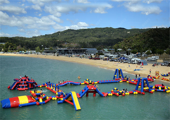 Parque de diversões PVC inflável Parque aquático flutuante Determinado pelo tamanho e feito de material de PVC