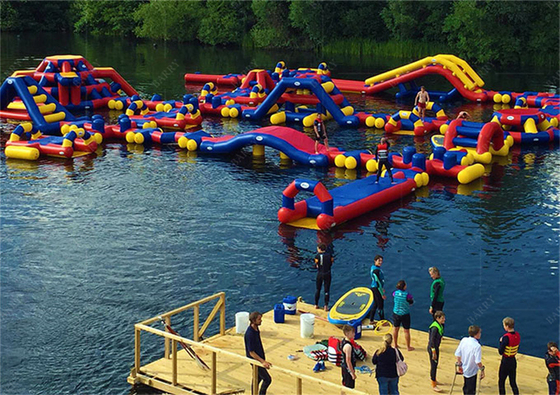 Parque de diversões PVC inflável Parque aquático flutuante Determinado pelo tamanho e feito de material de PVC