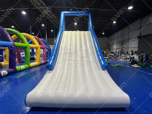 Brinquedos de escorrega aquático flutuante inflável comercial com parede de escalada para parque aquático