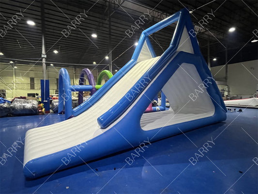 Brinquedos de escorrega aquático flutuante inflável comercial com parede de escalada para parque aquático