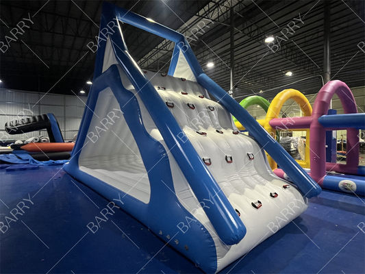 Brinquedos de escorrega aquático flutuante inflável comercial com parede de escalada para parque aquático