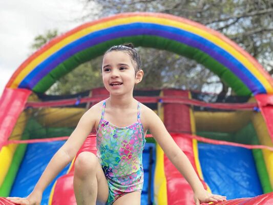 Grande Slide de água inflável de cor arco-íris com piscina para crianças