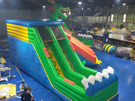 Parque aquático inflável de dragão de grau comercial, parque aquático de deslizamentos múltiplos com grande piscina Para parques de diversões Festivais