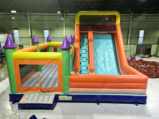 Casa de salto inflável colorida com escorregador