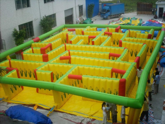 Casa inflável impermeável Maze Outdoor Playground Equipment do salto