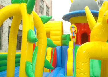 Castelo Bouncy inflável colorido personalizado, campo de jogos inflável das crianças