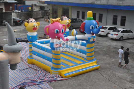 Das crianças de salto infláveis da casa do tema animal castelo Bouncy da explosão