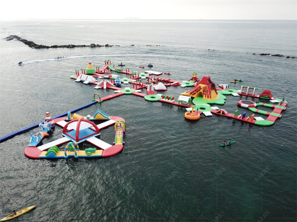 Parque aquático flutuante inflável à prova d'água, determinado pelo tamanho e pelo transporte aéreo rápido