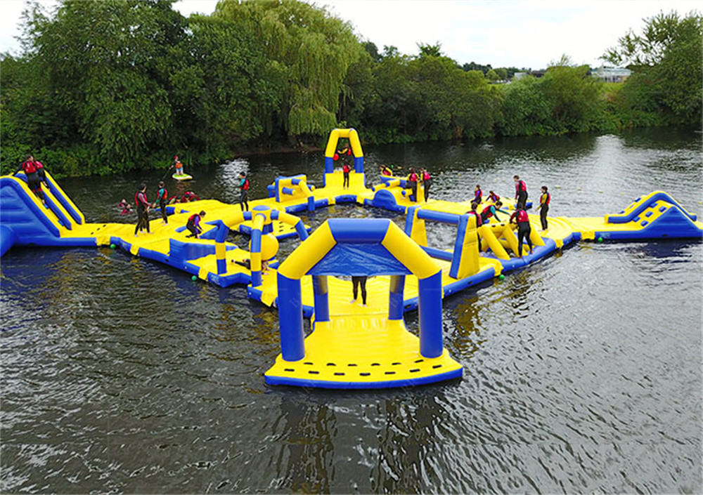 Parque aquático de PVC no lago determinado pelo tamanho para atividades em grupo e diversão