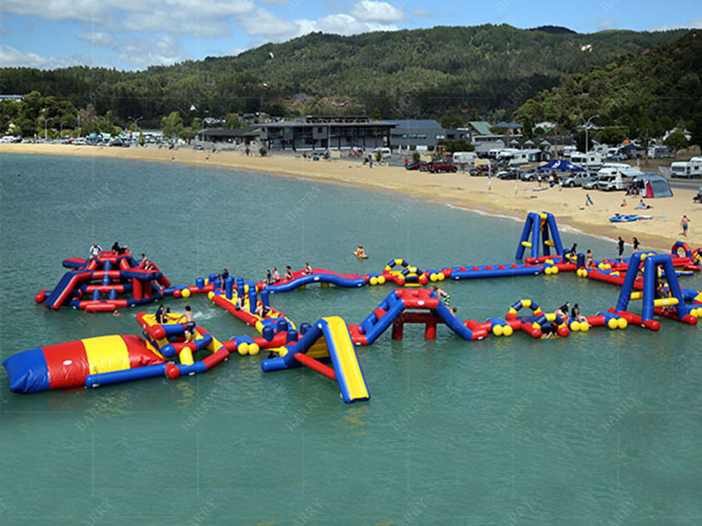 Parque de diversões PVC inflável Parque aquático flutuante Determinado pelo tamanho e feito de material de PVC