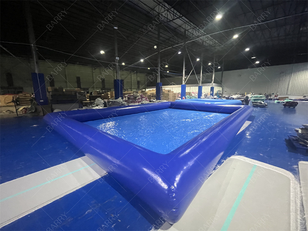 Pequena piscina de água azul portátil para crianças feita de lona de PVC durável perfeita para diversão de verão e jogos aquáticos