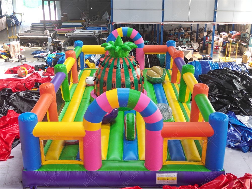 Percurso de obstáculos comercial personalizado Parque temático inflável de frutas com parede de escalada de abacaxi para aluguel de festas