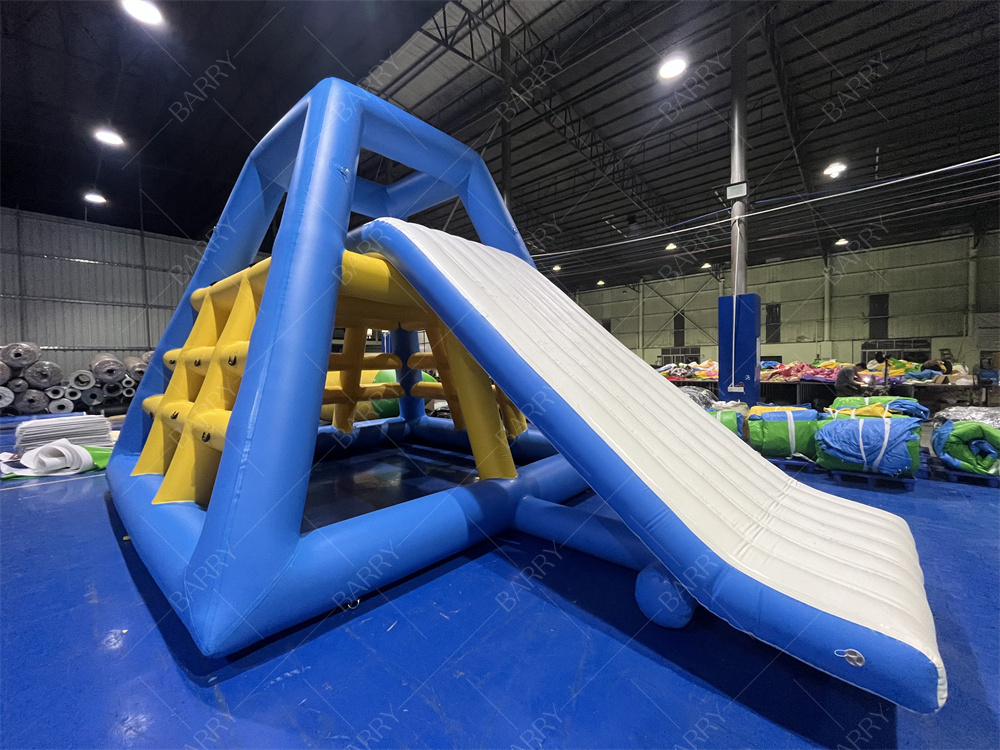 Parque aquático de novo design torre de escalada inflável escorrega de água flutuante para parque aquático jogos infláveis de água para crianças e adultos