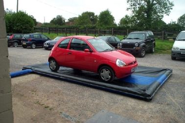 As esteiras infláveis do carro do assoalho da garagem para a água das economias/caminhão portátil lavam a esteira