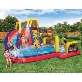 As crianças deslizam a escalada de Waterpark e o jogo impermeáveis infláveis do esporte