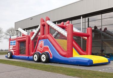 Curso de obstáculo engraçado da casa do salto do carro de bombeiros com parede de escalada