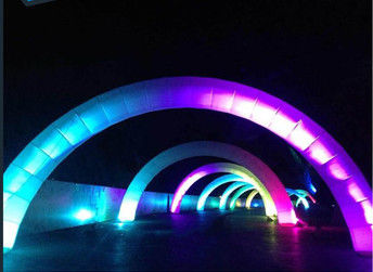 Iluminando a forma inflável decorativa do arco-íris do arco para o corredor da raça