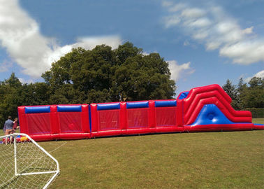 O assalto gigante vermelho do PVC dos jogos exteriores 0.55mm percorre o curso de obstáculo Bouncy inflável