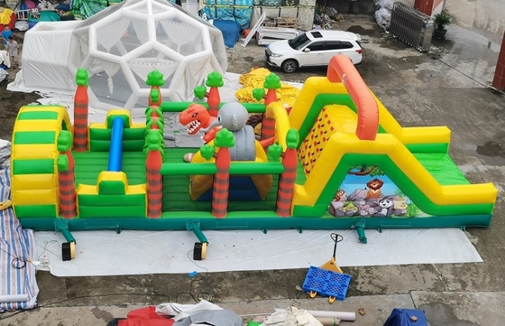 Pista de obstáculos inflável de lona com animais de dinossauro Trampolim obstáculos de corrida insana