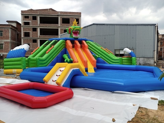 Parque aquático inflável terrestre móvel de PVC de 0,9 mm com tobogã para piscina comercial