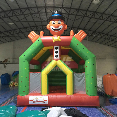 O leão-de-chácara inflável do tema animal salta a festa em casa do salto da explosão do castelo