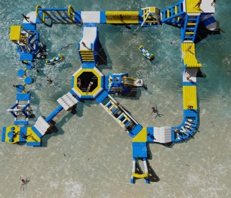 Parque aquático flutuante inflável de PVC de 0,9 mm ao ar livre Aqua Adventure Water Park