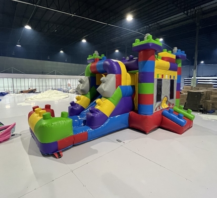 Casas de salto comerciais com escorregas