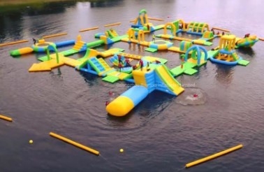Parque aquático flutuante inflável ao ar livre 0,9 mm PVC Jogos aquáticos infláveis