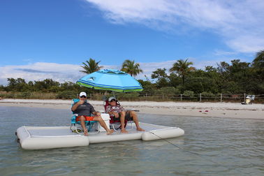A água do verão brinca a plataforma de flutuação da doca da explosão para a ilha/lago