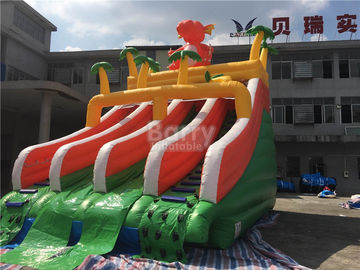 Corrediça de água inflável do dobro do dinossauro do PVC para a associação com cama da aterrissagem
