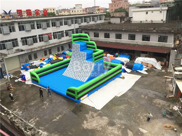 Curso de obstáculo de escalada inflável exterior verde da parede com esteira inferior