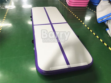 O Portable pequeno exterior caçoa uma esteira roxa da ginástica da trilha de ar para o body building com leva o saco