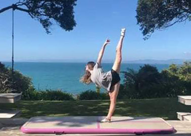 A luz e fáceis instalam a esteira inflável da ginástica da ioga do salto com jogo de reparação