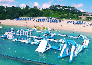 Povos ostentando de flutuação personalizados da capacidade 145 da segurança interna do parque da água