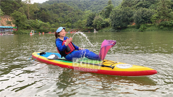As crianças que a raça macia adulta Sup inflável levantam-se a placa de pá