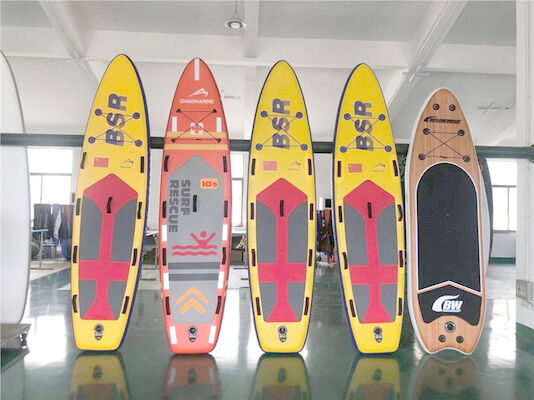 Suporte inflável feito sob encomenda acima de enfileirar a placa de pá que visita a competência do SUP